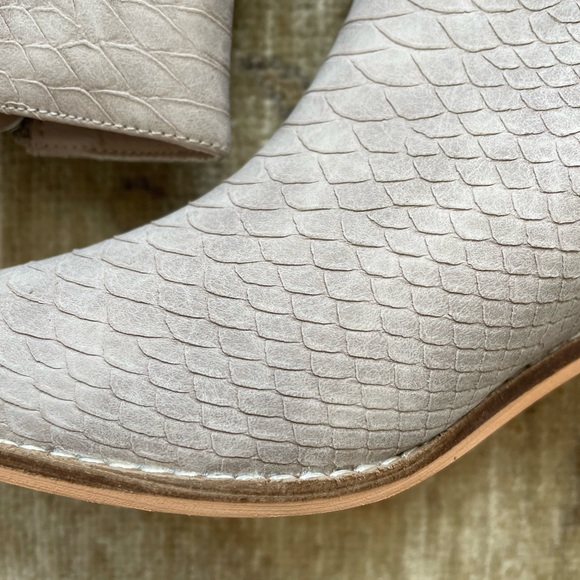 NEW Gorgeous Booties. Beige. Reptile print. - Picture 10 of 14